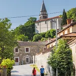 Apartma Serene Retreat Near *